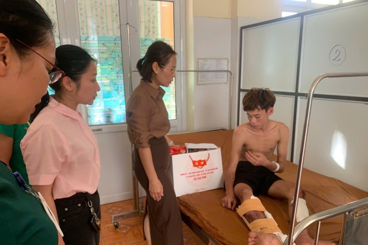 Leaders of Gia Phu commune, Son La province visit and encourage missing victims while catching frogs in the deep forest. Photo: Vietnam Fatherland Front Committee of Gia Phu commune