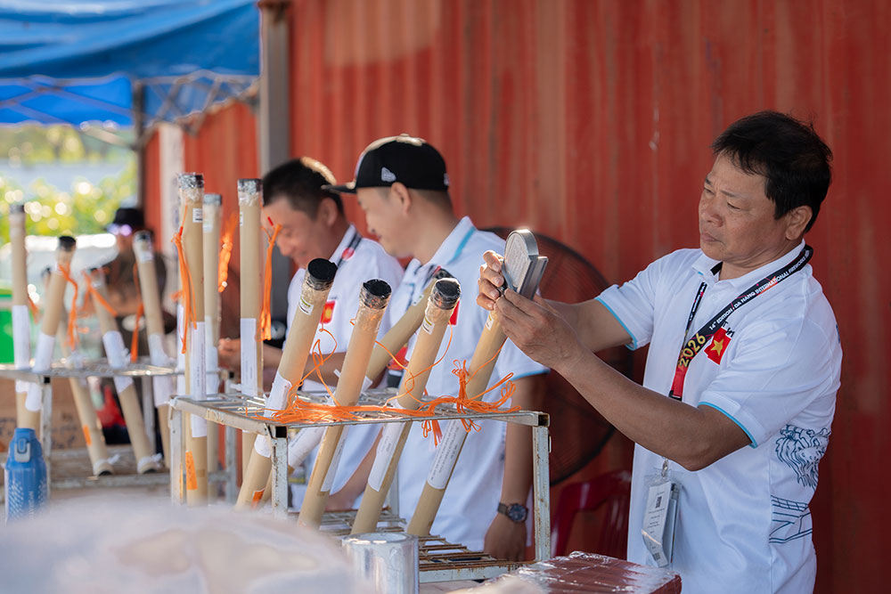 Da Nang team and Chinese team are ready for the fireworks opening night. Photo: DIFF