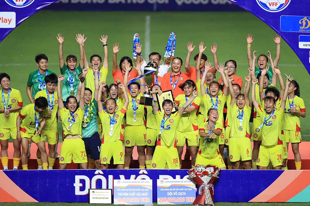 Ho Chi Minh City successfully defends the championship after winning against Hanoi I in the penalty shootout. Photo: VFF
