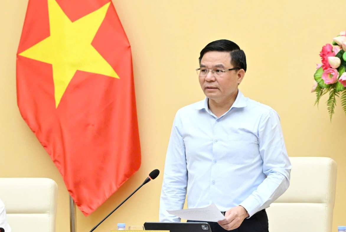 Minister Le Manh Hung requested EVN to strengthen inspection of power lines and transformer stations at risk of overload, and not to let power cuts occur during the hot weather, affecting people's lives and business production activities of enterprises. Photo: BCT