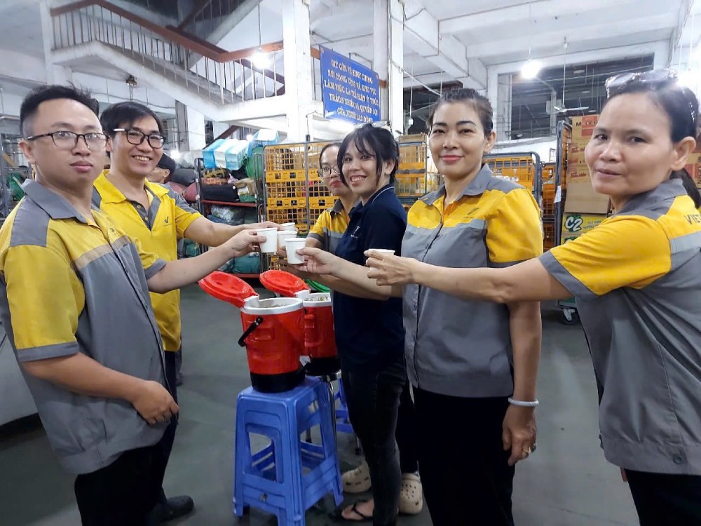 The support program of the VNPost Trade Union focuses on taking care of the direct labor force, who regularly work in harsh weather conditions, directly affected by prolonged heat. Photo: VNPost Trade Union