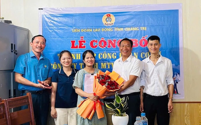 Launching ceremony of the Executive Committee of the Provisional Grassroots Trade Union of Dang Dung LB One Member Limited Liability Company in Quang Tri province. Photo: Han Nguyen