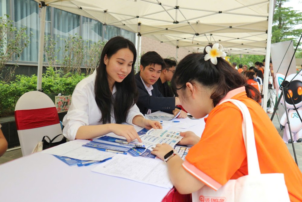 Employer recruitment at the job transaction session organized by the Hanoi Employment Service Center, April 2026. Photo: Quynh Chi