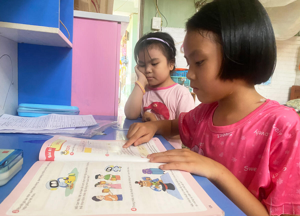 Hoàn cảnh khó khăn nhưng các cháu của ông Chiến đều ngoan ngoãn, thương ông bà. Ảnh: Nguyễn Huệ