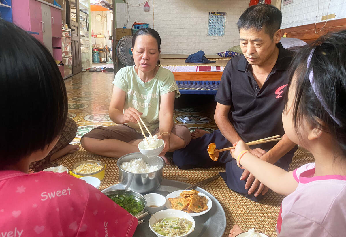 Tuổi cao nhưng vợ chồng ông Chiến, bà Thu nuôi 4 đứa cháu nhỏ đang tuổi ăn học. Ông Chiến mắc nhiều bệnh lý nguy hiểm.