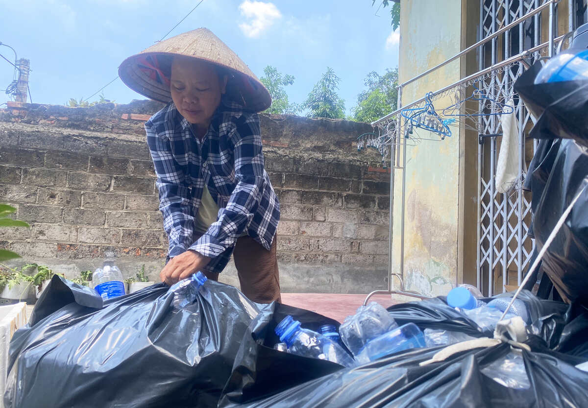 Bà Thu làm nghề tự do để có thời gian đưa, đón cháu đi học. Mỗi buổi chiều, bà thường đi khắp các con phố ở Hải Phòng để nhặt ve chai. Ảnh: Nguyễn Huệ