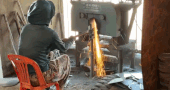 Blacksmithing village in Thanh Hoa ignites in the harsh hot sun. Photo: Quach Du