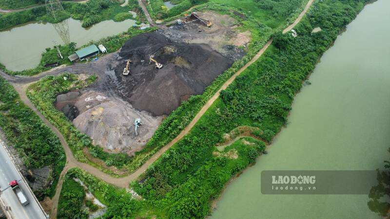 Inspecting the ash and slag storage yard near the Cau River bank. Photo: Viet Bac