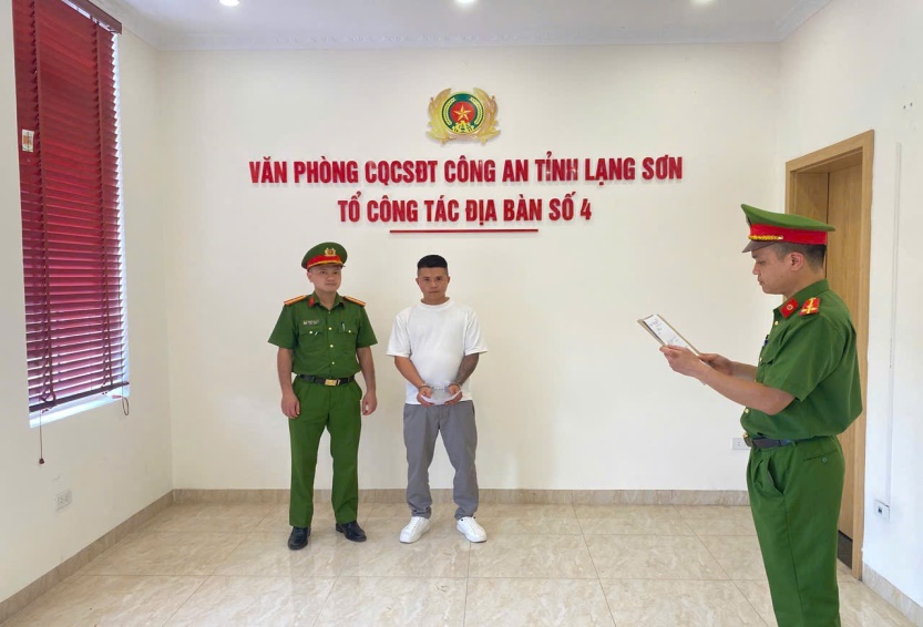 The Investigation Police Agency of Lang Son Provincial Police prosecuted and arrested the accused to temporarily detain Tran The Toan. Photo: CALS