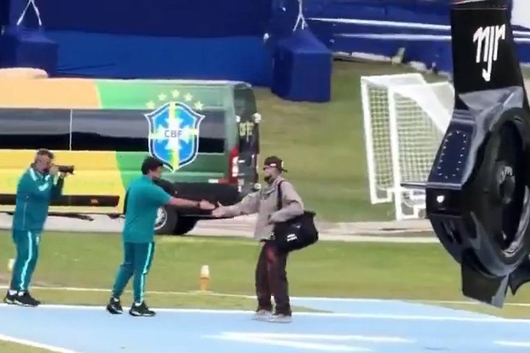 Neymar attracts attention when joining the Brazilian team by private helicopter. Photo: Cut from video