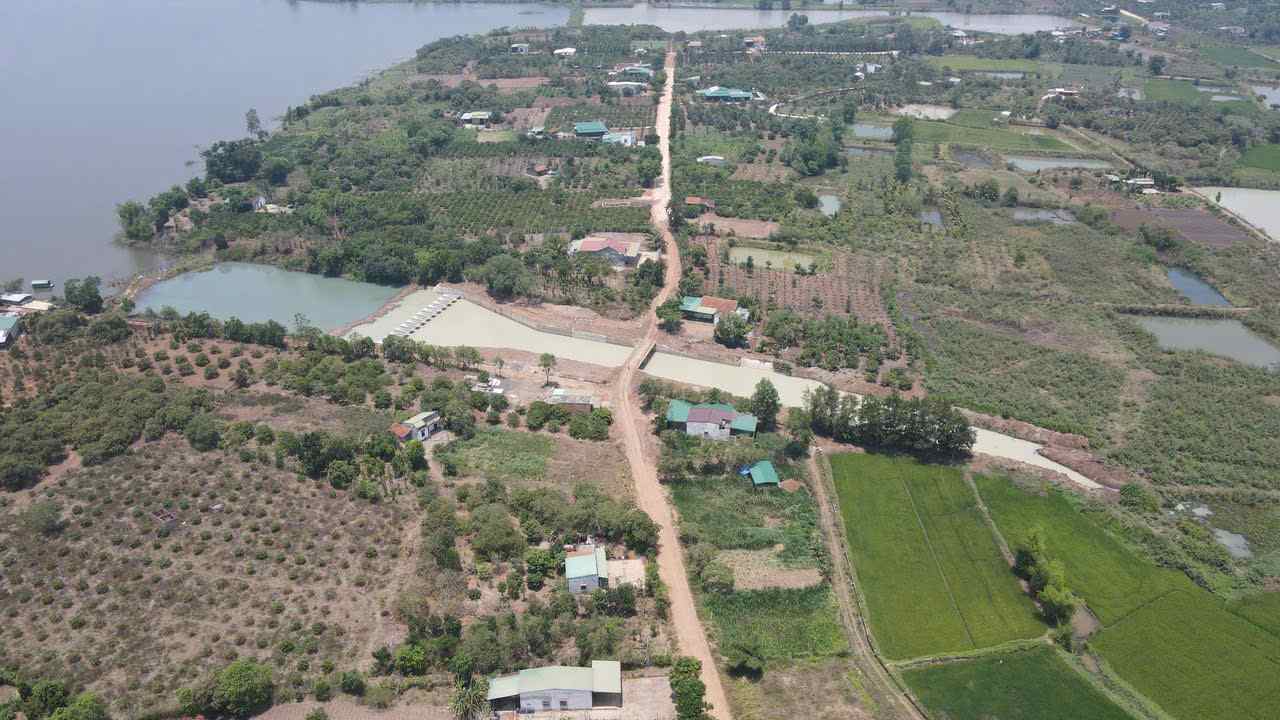 Dự án đường giao thông từ Quốc lộ 26 đi xã Ea Ô kết nối xã Vụ Bổn bị đình trệ nghiêm trọng do thiếu khoảng đất đắp và vướng mắc đền bù mặt bằng. Ảnh: Bảo Trung
