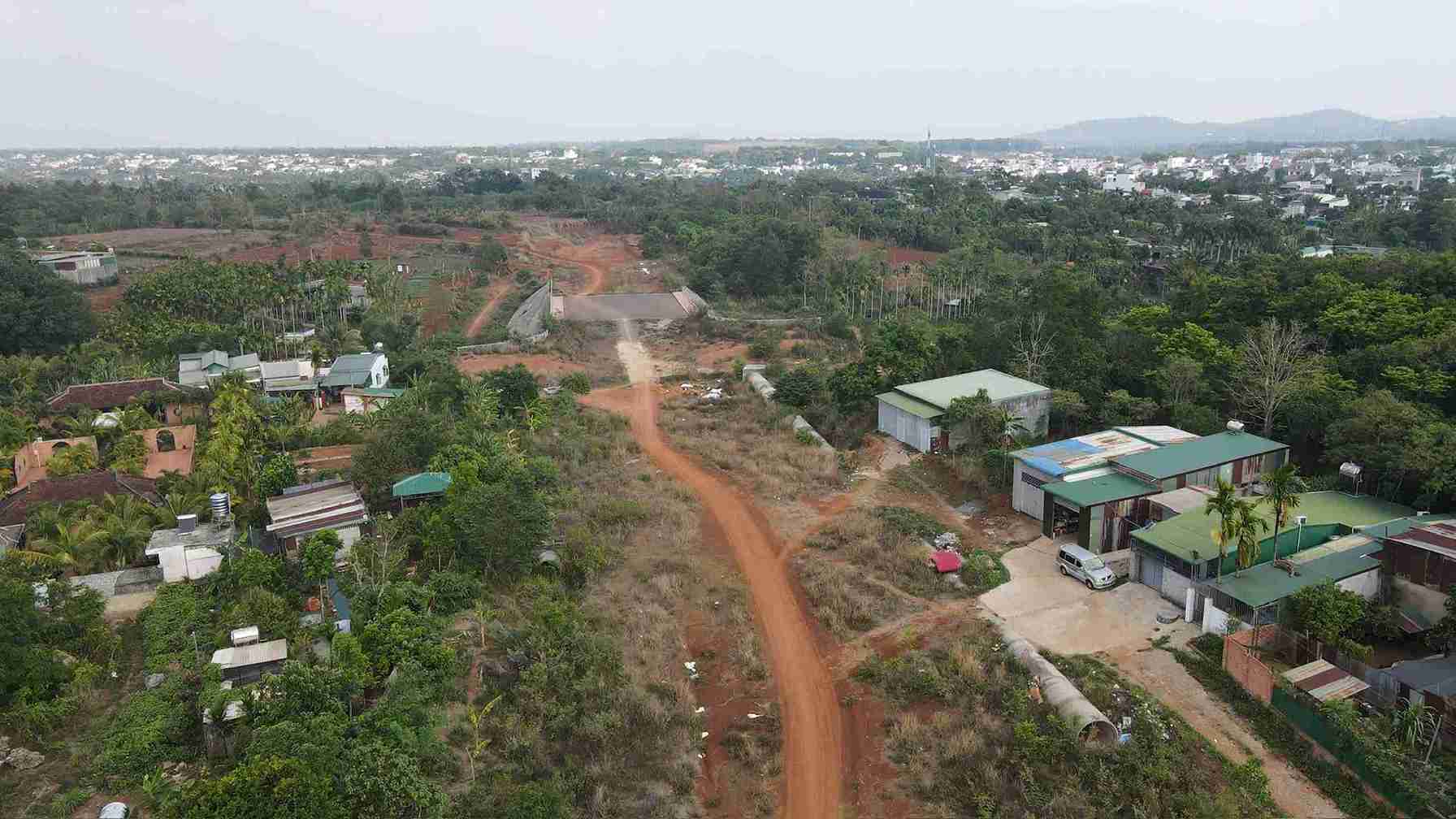 Many key projects in Dak Lak province are behind schedule due to site clearance problems. Photo: Bao Trung