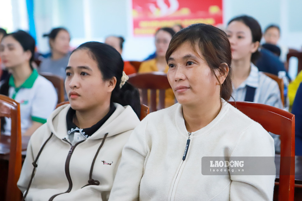 Công nhân tham gia buổi tuyên truyền phát luật. Ảnh: Hoài Phương