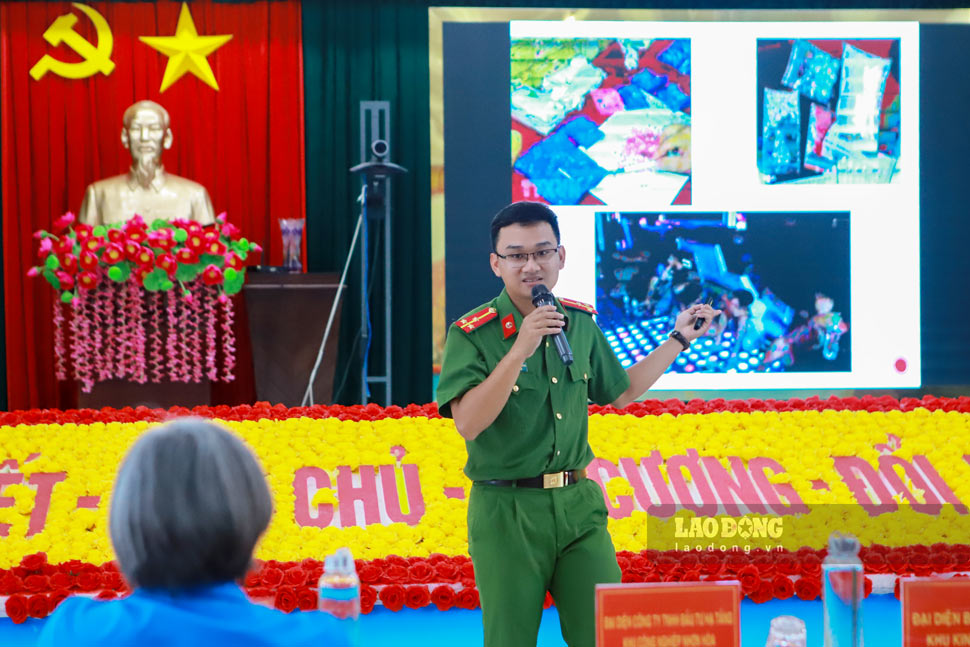 Gia Lai Provincial Police officers propagate the law on drug prevention and control to union members and workers. Photo: Hoai Phuong
