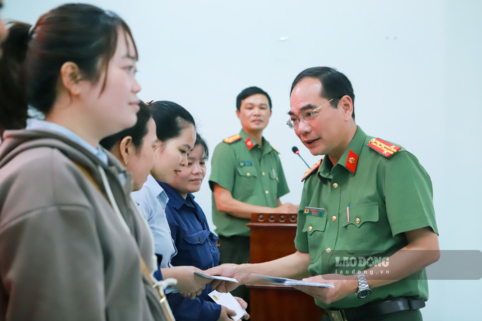 Đại tá Phạm Hữu Trường trao quà cho NLĐ. Ảnh: Hoài Phương