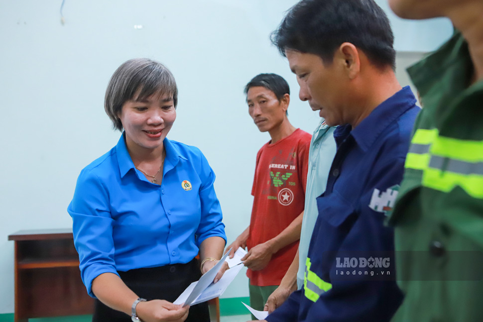 Phó Chủ tịch Thường trực LĐLĐ tỉnh Gia Lai Nguyễn Thị Bích Thủy trao quà cho NLĐ. Ảnh: Hoài Phương