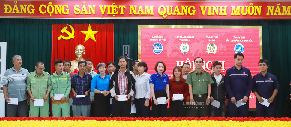 ĐV, NLĐ có hoàn cảnh khó khăn đang làm việc tại Khu công nghiệp Nhơn Hòa nhận quà hỗ trợ. Ảnh: Hoài Phương