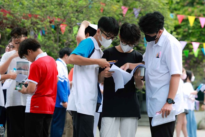 Les parents et les élèves peuvent consulter les sujets d'examen et les réponses des matières de l'examen d'entrée en 10e année, année scolaire 2026-2027 sur le journal Lao Dong. Photo: Hai Nguyen