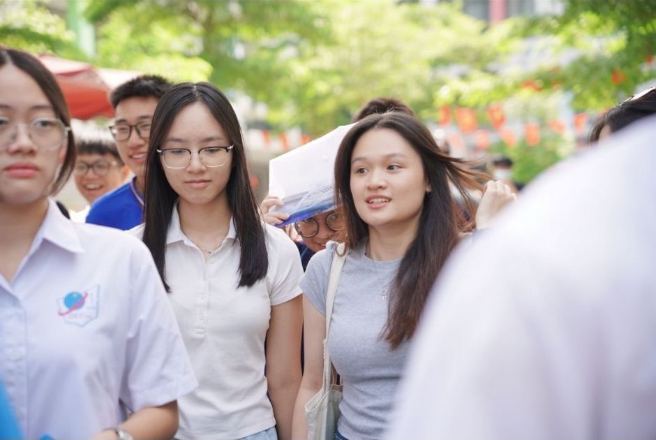 Lao Dong Newspaper updates exam questions and answers for the 10th grade entrance exam for the 2026 - 2027 school year for parents and students to easily follow. Photo: Vu Linh