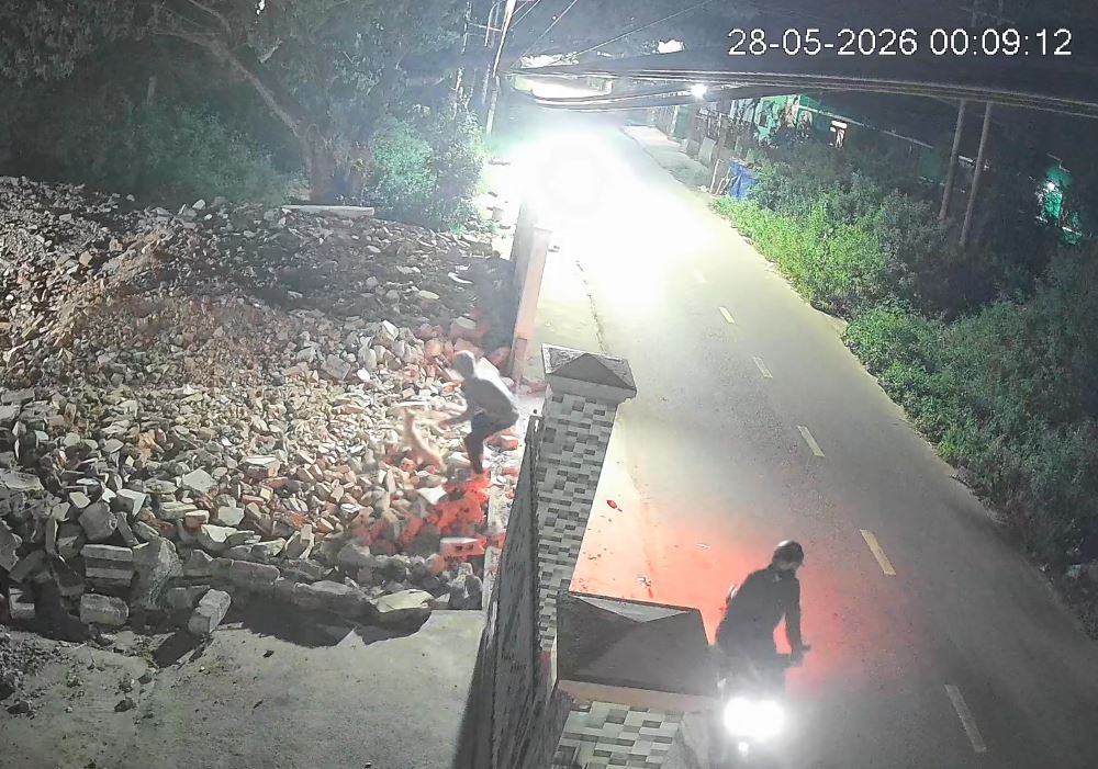2 tên cẩu tặc bắt chó trước mặt chủ nhà và rồ ga đe dọa sẽ tông do bị phát hiện. Ảnh: Phạm Duy