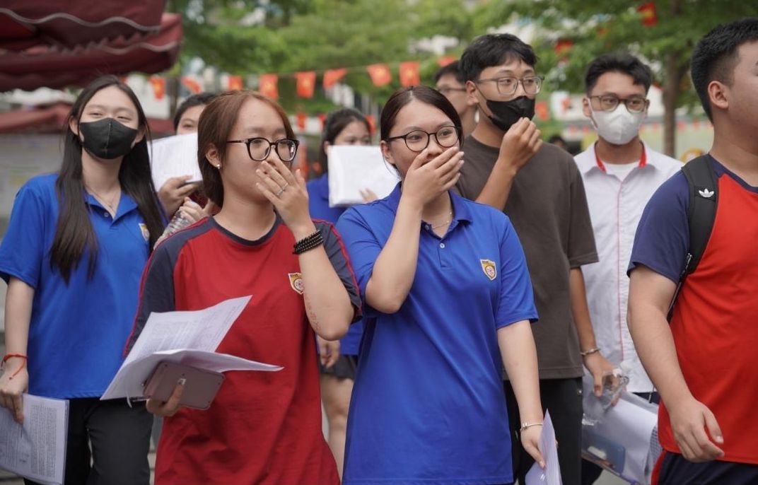 Parents and students can refer to exam questions and answers for subjects in the 10th grade entrance exam, 2026-2027 school year on Lao Dong Newspaper. Photo: Vu Linh