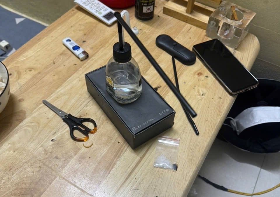 Functional agencies caught red-handed a subject storing drugs and many related exhibits. Photo: Police provided