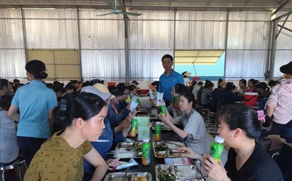 Hi Tex Co., Ltd. Trade Union has just organized the program "Raising the heat of summer" for union members and workers. Photo: Nghe An Trade Union