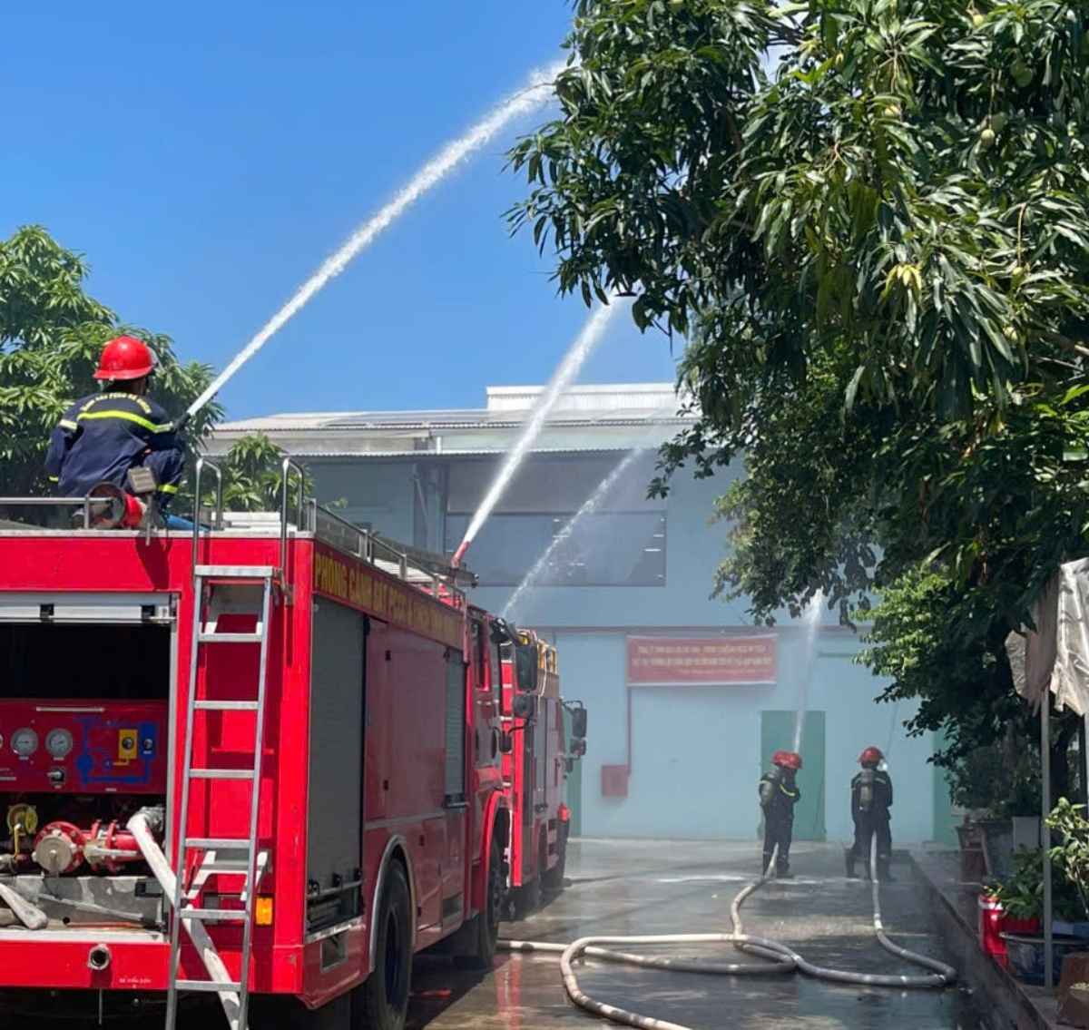 Hien Khanh Commune Police, Ninh Binh province practice fire prevention and fighting and rescue plans at GEU-LIM CFN VINA Co., Ltd. Photo: Ninh Binh Police