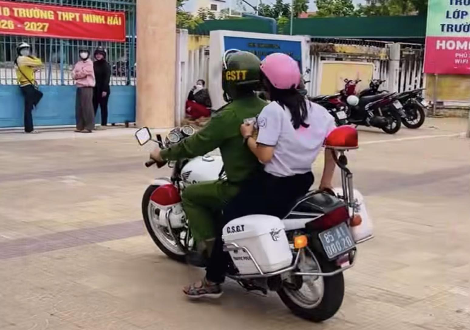 Image of ward police supporting candidates who forgot their ID cards to return to the exam site in time. Photo: Huu Long