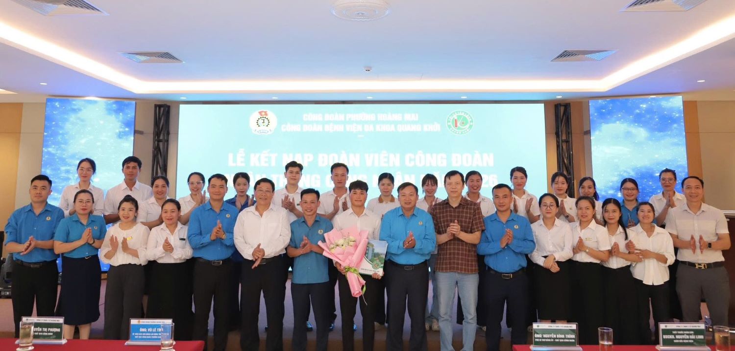 Quang Khoi General Hospital established and launched a trade union group at the health care and resort complex, admitting 25 trade union members. Photo: Nghe An Trade Union