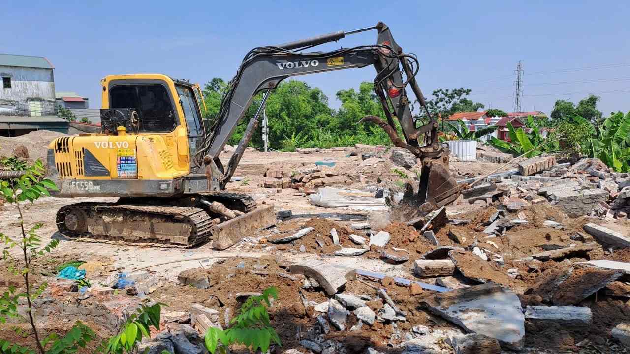 Cam Giang Commune People's Committee organizes coercion of land violation cases in Mau An village. Photo: Cam Giang Commune