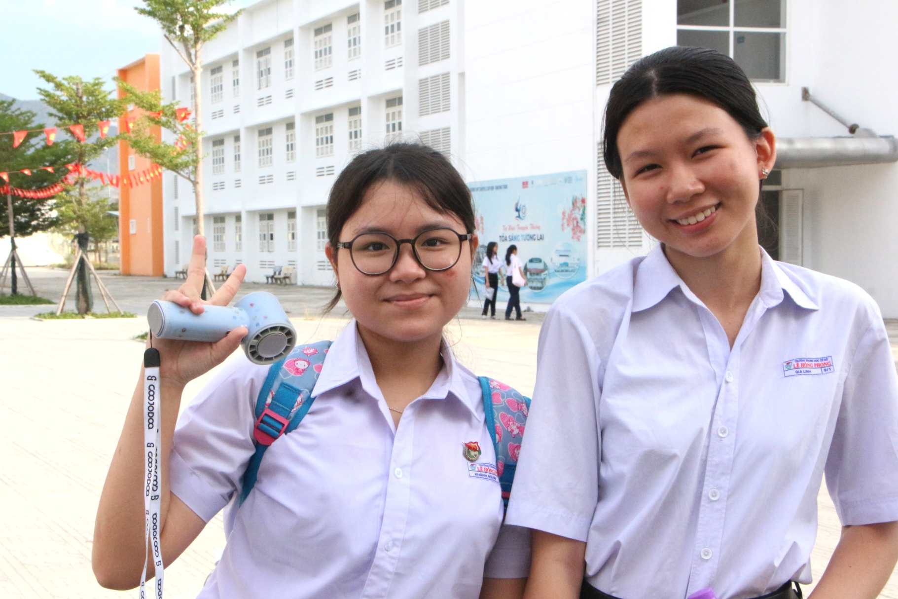 2 học sinh đến từ phường Cam Ranh, tỉnh Khánh Hòa vui vẻ trước khi bước vào phòng thi ở điểm thi Trường THPT Chuyên Lê Quý Đôn - Nam Nha Trang. Ảnh: Phương Linh