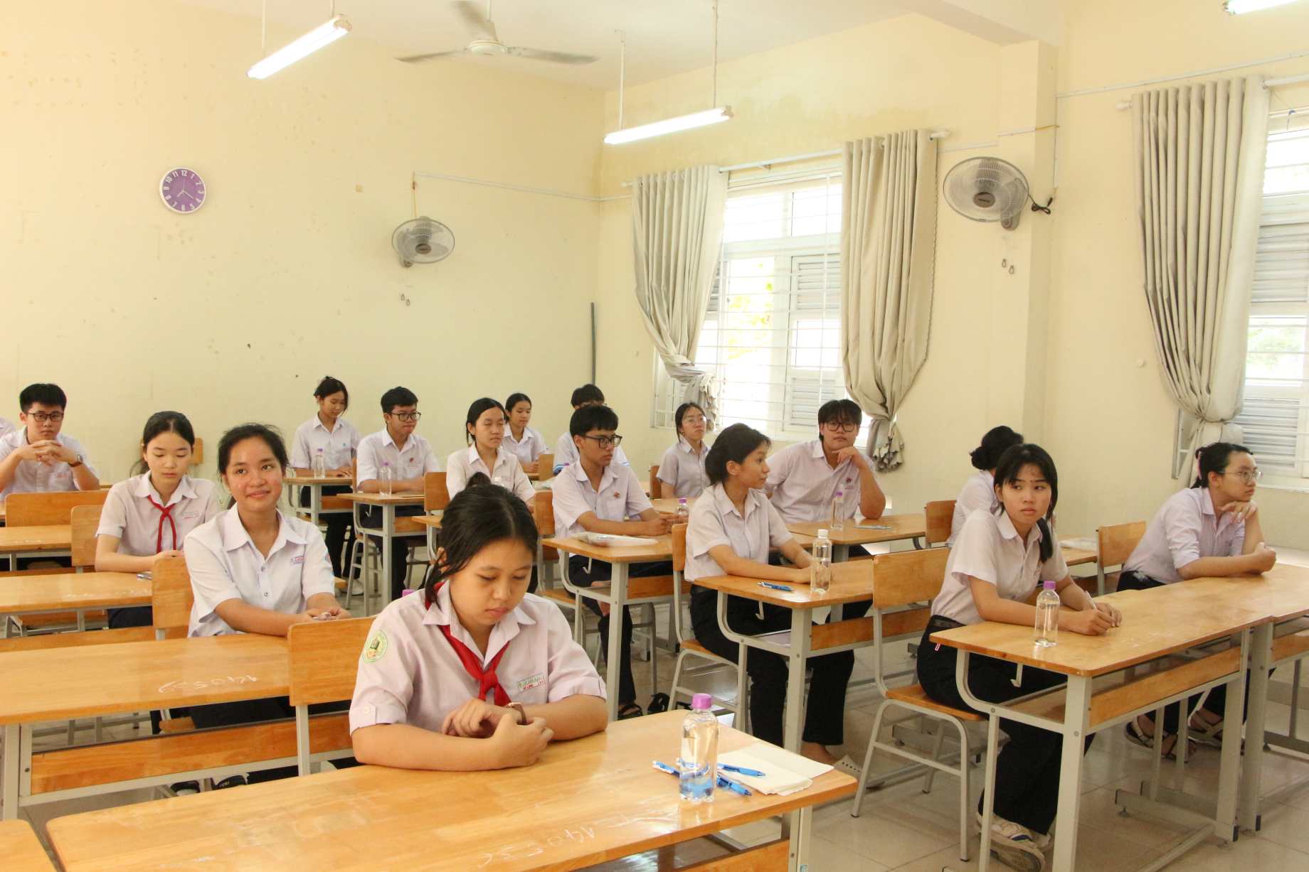 24,844 candidates participating in the 10th grade high school entrance exam for the 2026-2027 school year in Khanh Hoa entered the first exam day. Photo: Phuong Linh