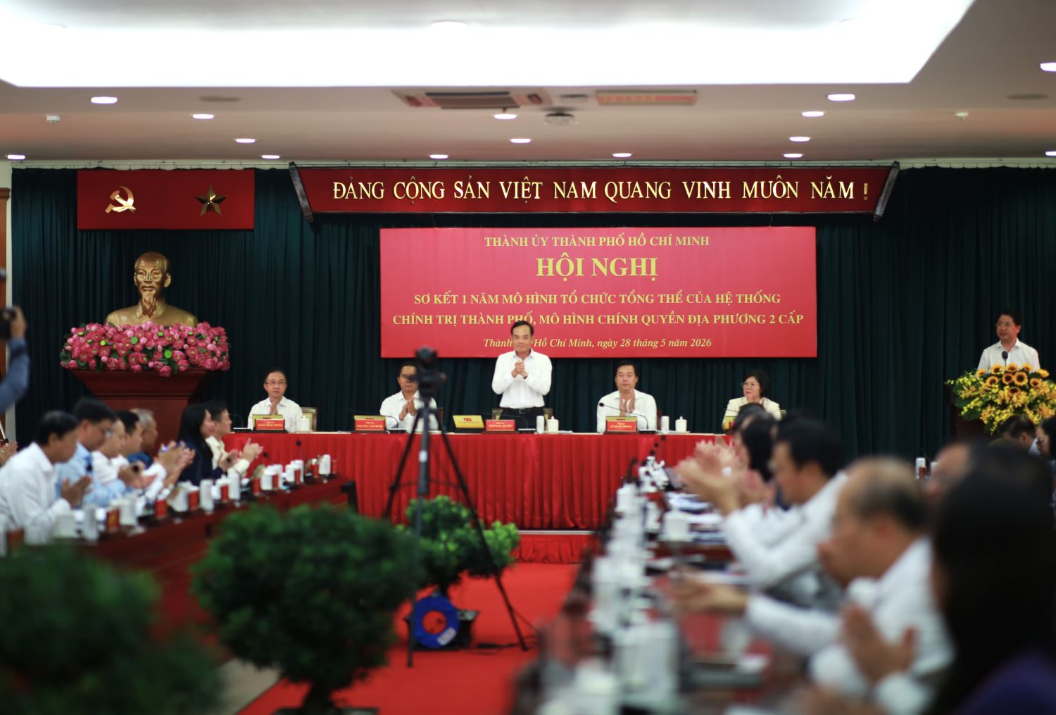 Le membre du Bureau politique, secrétaire du Comité municipal du Parti de Hô Chi Minh-Ville, Trần Lưu Quang, a présidé la conférence. Photo: Minh Quân