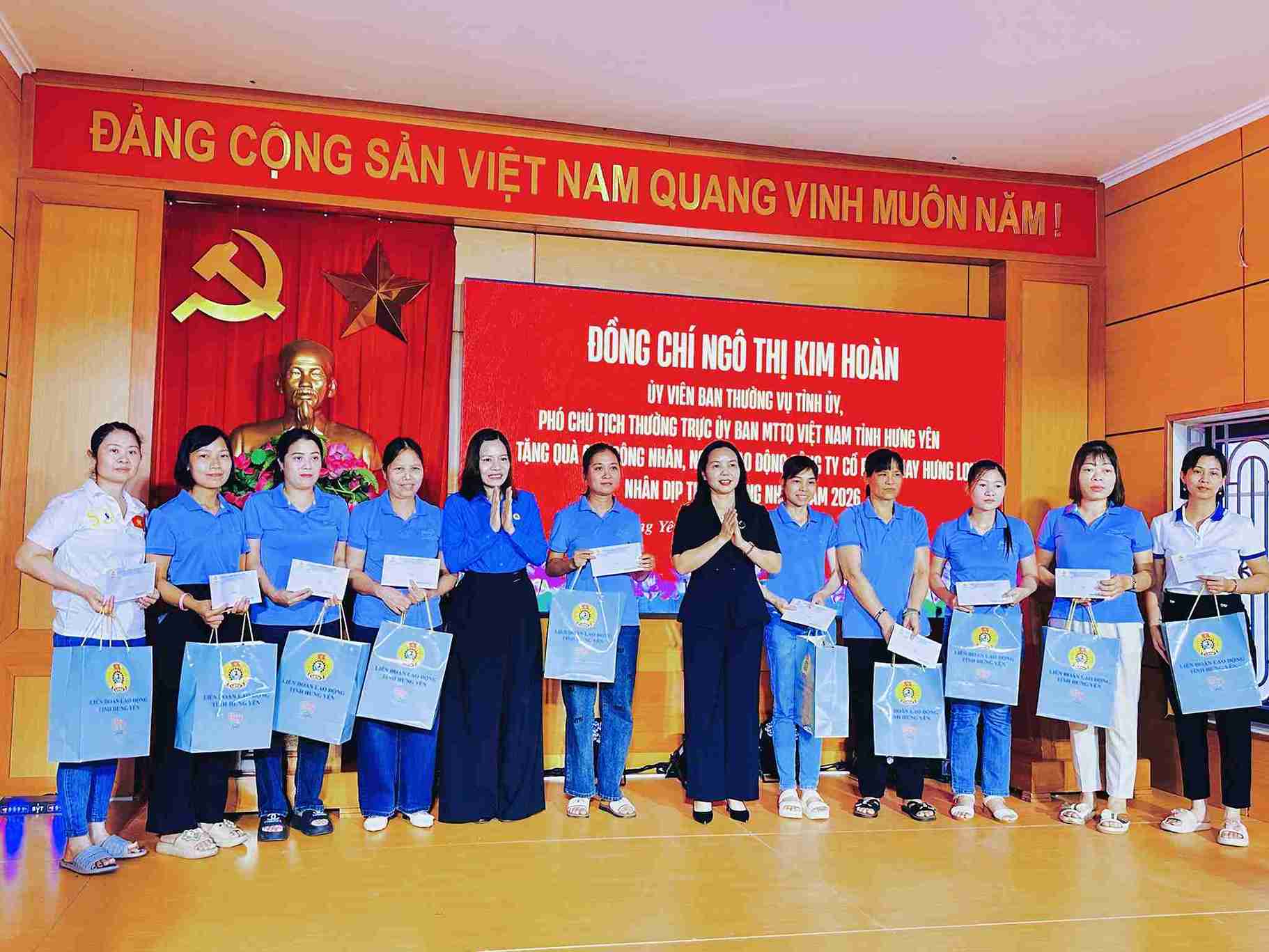 Hung Yen Trade Union visits and presents gifts to 50 Hung Long II Garment workers. Photo: Hung Long II Garment Joint Stock Company