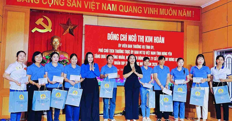 Hưng Yên: Công đoàn trao quà cho 50 công nhân Công ty May Hưng Long II