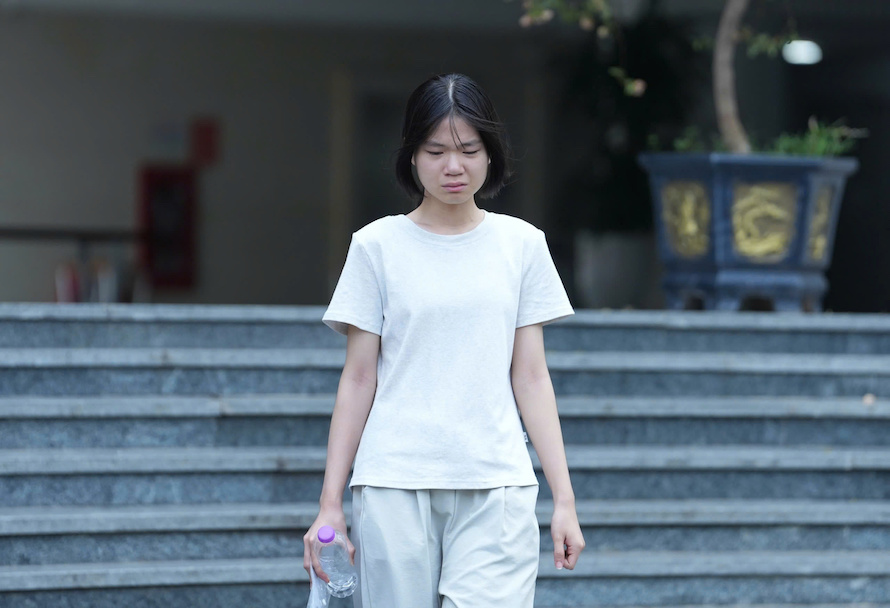 Thí sinh bật khóc rời phòng thi môn Toán sáng nay. Ảnh: Hữu Chánh