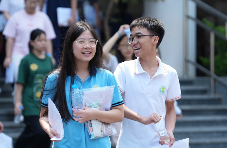 Thí sinh rời phòng thi môn Toán sáng nay. Ảnh: Hữu Chánh