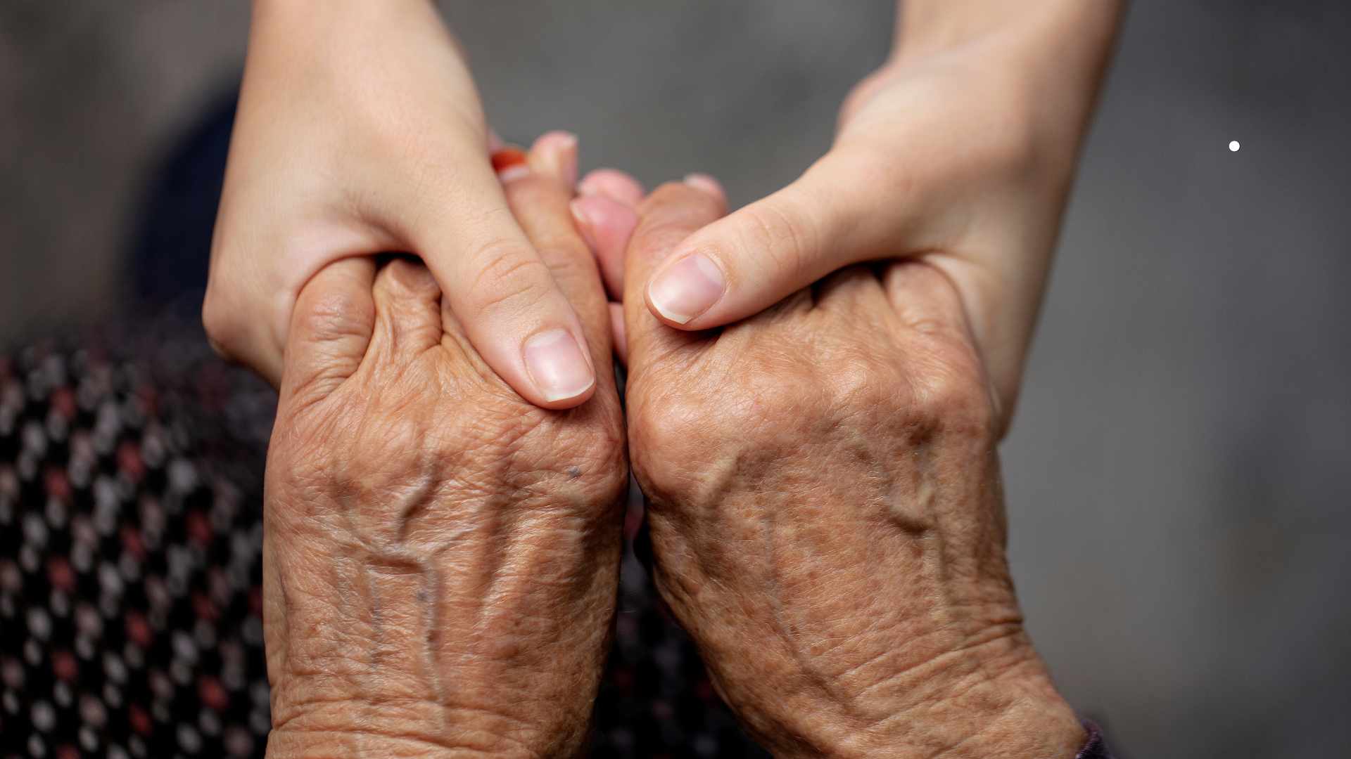 Elderly people with urinary retention not only cause inconvenience in daily life but can also warn of diseases related to urine and nerves. Photo: WHO