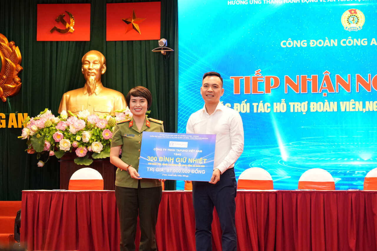 Chú thích ảnh: TAPUHO trao tặng 300 bình giữ nhiệt tại buổi ký kết hợp tác phúc lợi cùng Công đoàn Công an nhân dân. Ảnh: TAPUHO Việt Nam