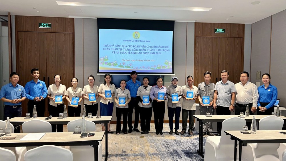 Những lời động viên tinh thần, những phần quà thiết thực, kịp thời trao đến đoàn viên, người lao động. Ảnh: Lương Hằng