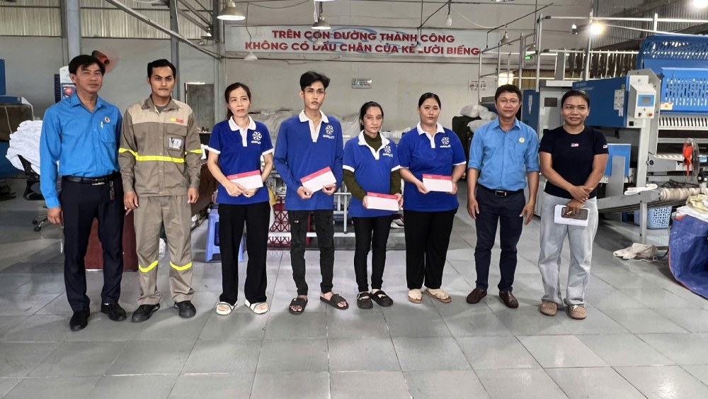 Phu Quoc Special Zone Trade Union visits and gives gifts to union members and workers during Workers' Month. Photo: Luong Hang