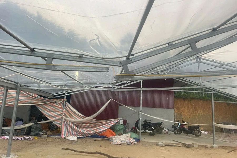 A drying house for agricultural products of people in Xuan Ai commune (Lao Cai) had its roof collapsed by a tornado. Photo: Lao Cai e-Portal