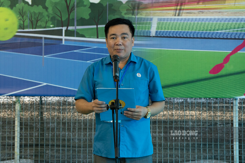 Phó Chủ tịch Liên đoàn Lao động tỉnh Lào Cai phát biểu khai mạc giải thể thao trong CNVCLĐ khu vực phía Bắc tỉnh năm 2026. Ảnh: Đinh Đại