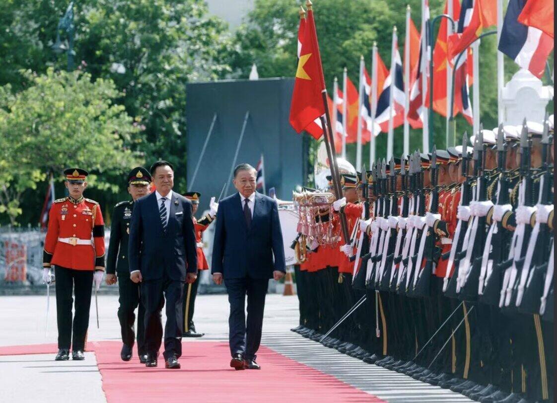 General Secretary and President To Lam and Thai Prime Minister Anutin Charnvirakul review the Royal Thai Army Honor Guard. Photo: VNA