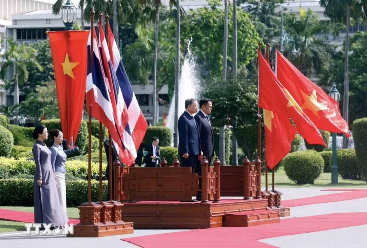 Thủ tướng Vương quốc Thái Lan Anutin Charnvirakul cùng Tổng Bí thư, Chủ tịch nước Tô Lâm đứng trên bục danh dự nghe quân nhạc cử Quốc thiều hai nước Việt Nam và Thái Lan. Ảnh: TTXVN