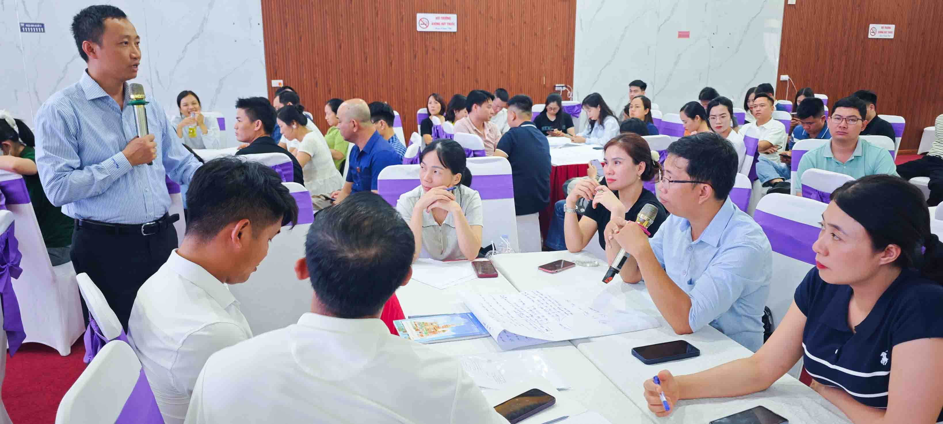 Các học viên tham gia học tập, đối thoại trực tiếp với giảng viên