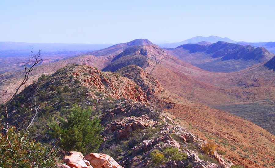 MacDonnell Mountains seen from Counts Point on the Larapinta trail. Photo: Boticario/ Wikimedia Commons