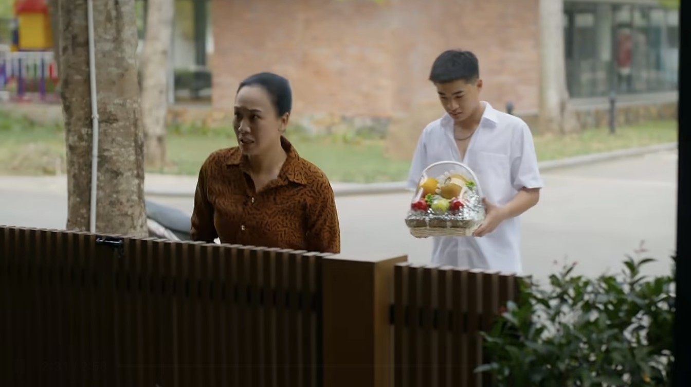 Cương và mẹ phải đến trước cửa nhà Thái để xin lỗi trong tập 2 phim “Phía bên kia thành phố“. Ảnh: VFC.