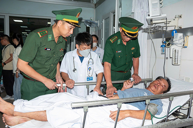 Functional forces receive and provide medical care to fishermen. Photo: Hai Phong Border Guard